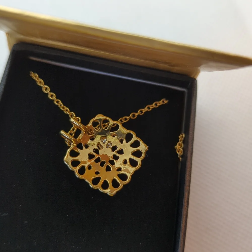 Avon Signature Collection Square Pendant - Picture 5 of 7